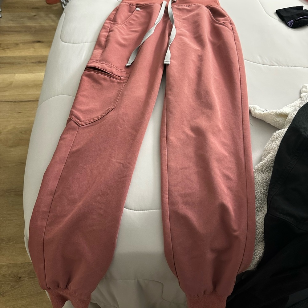 Figs scrub set (top and bottom) in Mauve. Size XXS -petite.